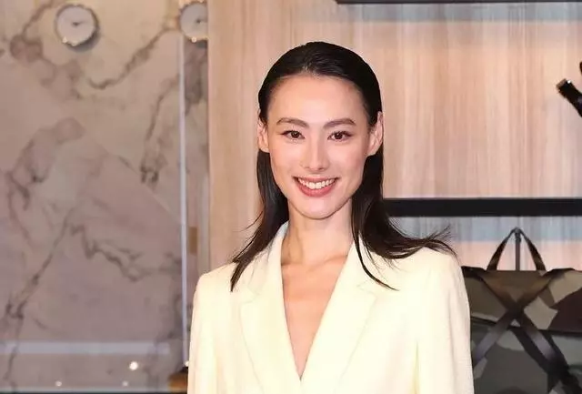 梁洛施ins曬男生照片!眾人議論紛紛,粉絲:巴尼叔叔?