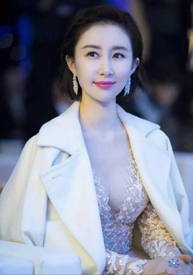 兩姐妹都是童星出道87年的姐姐完全不輸98年的妹妹,基因強大
