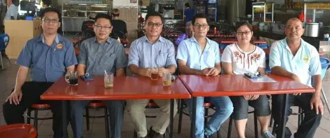 上頭指示只准專門店售酒?華裔商家更新酒牌遇刁難:「這是逼我們走後門!」
