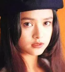 被譽為「1990年代最可愛女孩」葉蘊儀。14歲走紅23歲閃婚27歲「失婚跌落谷底」 如今46歲浴火重生美翻!