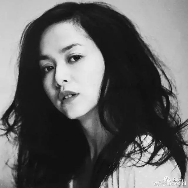 被譽為「1990年代最可愛女孩」葉蘊儀。14歲走紅23歲閃婚27歲「失婚跌落谷底」 如今46歲浴火重生美翻!
