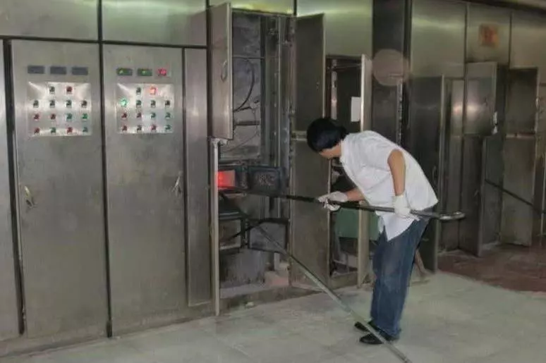 火葬場招扛屍員1天1000,很多年輕人卻離職?網友:錢不是好賺的