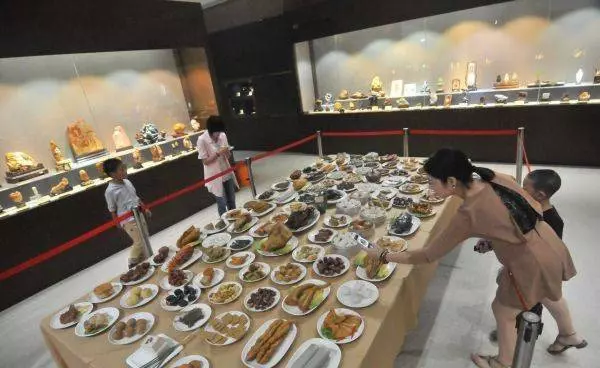 小夫妻12年做了一桌菜,卻只能看不能吃,專家估值:最少5000萬!