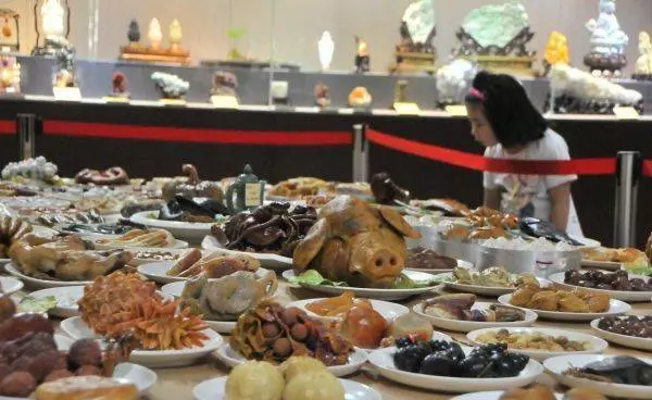 小夫妻12年做了一桌菜,卻只能看不能吃,專家估值:最少5000萬!