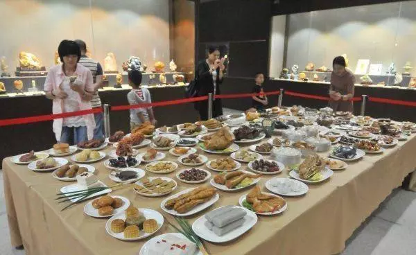 小夫妻12年做了一桌菜,卻只能看不能吃,專家估值:最少5000萬!