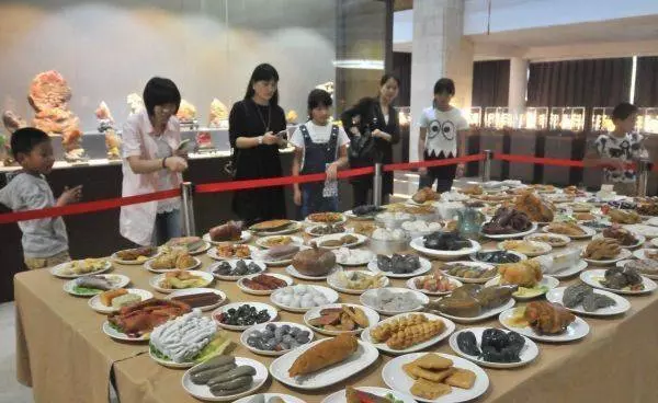 小夫妻12年做了一桌菜,卻只能看不能吃,專家估值:最少5000萬!