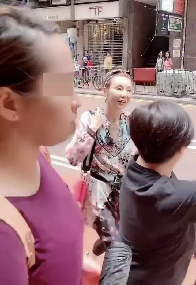 女神去哪了?54歲張曼玉現身彎腰駝背禿眉毛,走路一步跨出一米遠!