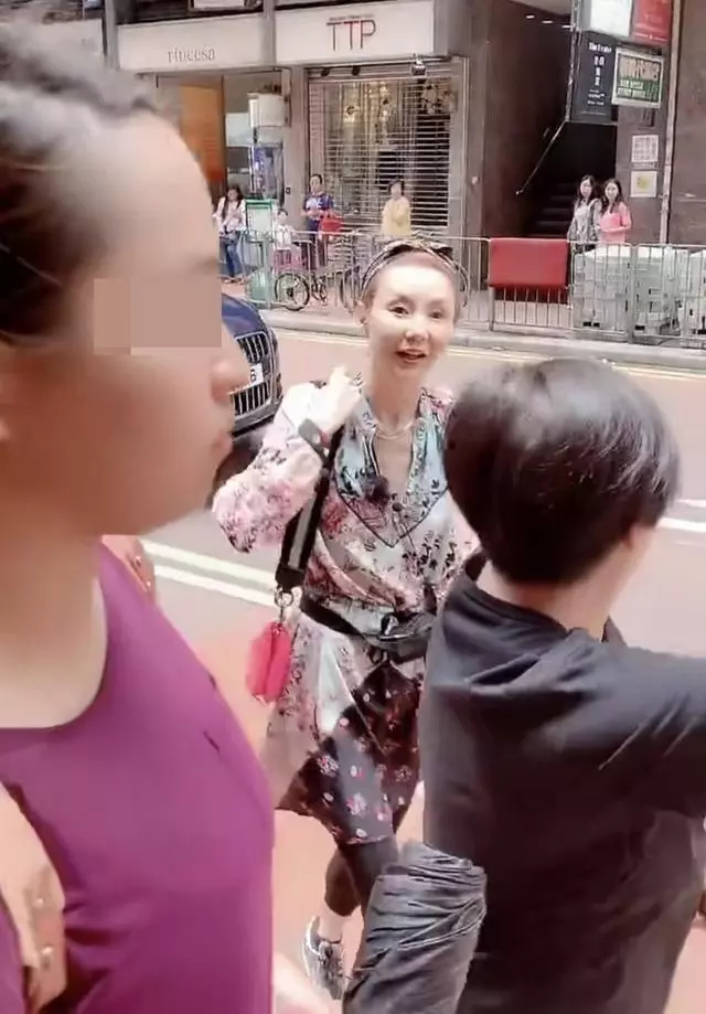 女神去哪了?54歲張曼玉現身彎腰駝背禿眉毛,走路一步跨出一米遠!
