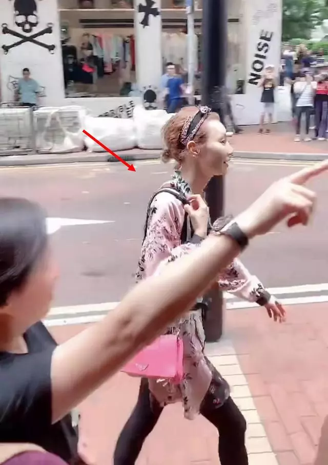女神去哪了?54歲張曼玉現身彎腰駝背禿眉毛,走路一步跨出一米遠!