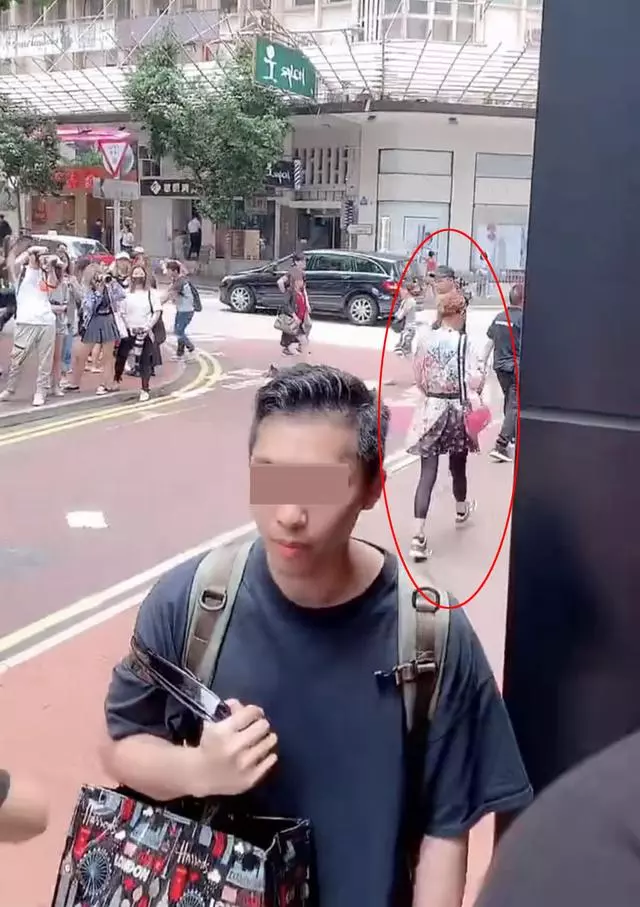 女神去哪了?54歲張曼玉現身彎腰駝背禿眉毛,走路一步跨出一米遠!