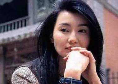 女神去哪了?54歲張曼玉現身彎腰駝背禿眉毛,走路一步跨出一米遠!