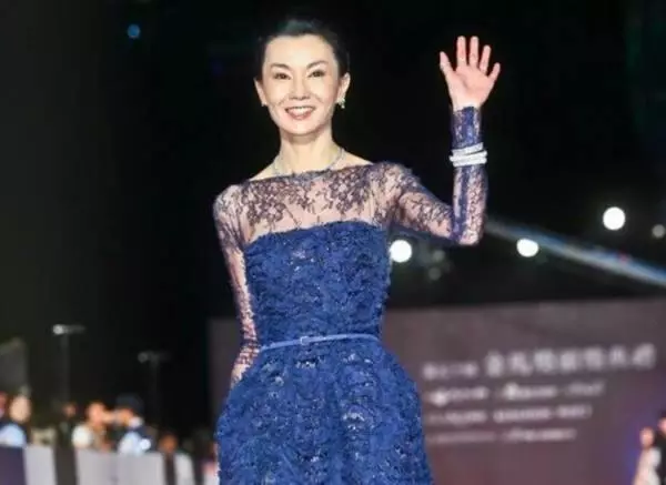 女神去哪了?54歲張曼玉現身彎腰駝背禿眉毛,走路一步跨出一米遠!