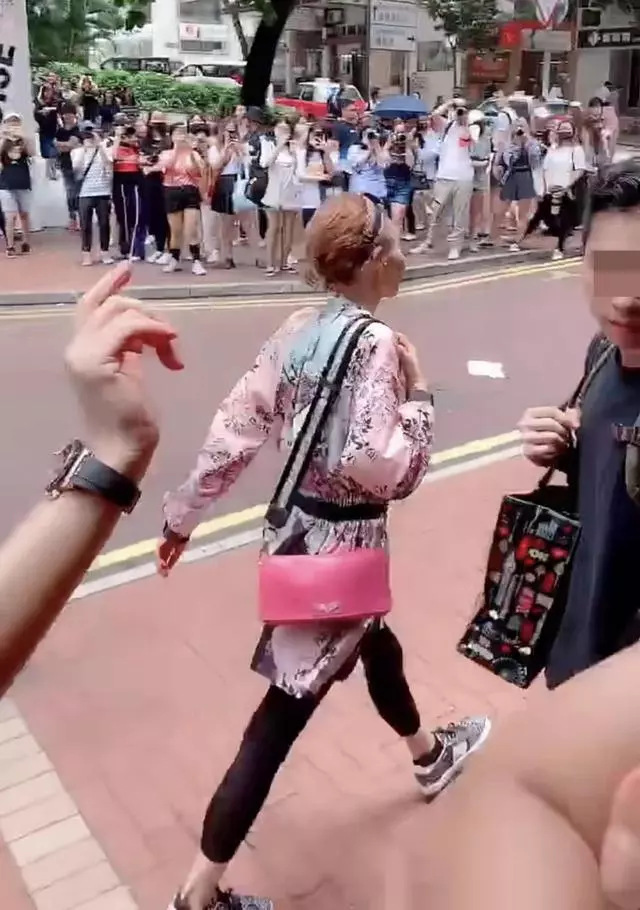 女神去哪了?54歲張曼玉現身彎腰駝背禿眉毛,走路一步跨出一米遠!