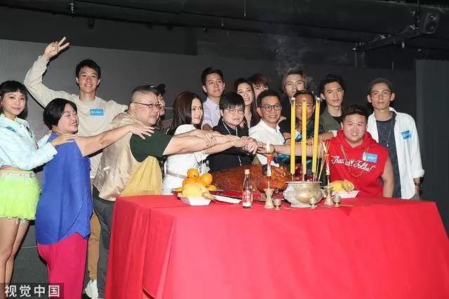 53歲李麗珍皮膚緊緻狀態佳,與40歲廖碧兒同框似姐妹