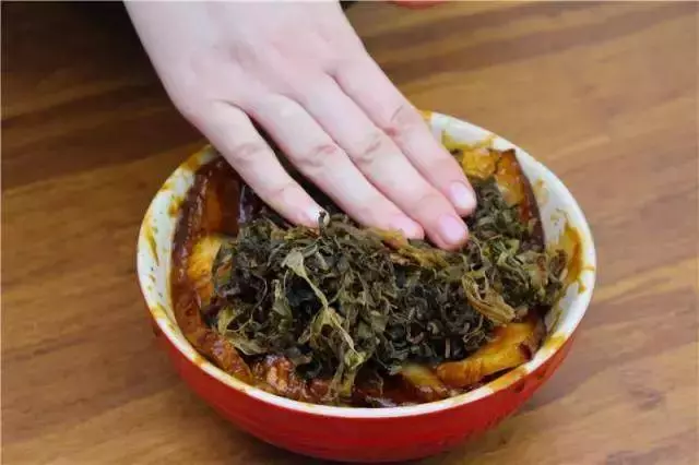 正宗梅菜扣肉的做法,香而不膩,做法簡單,絕對讓你吃了還想吃!