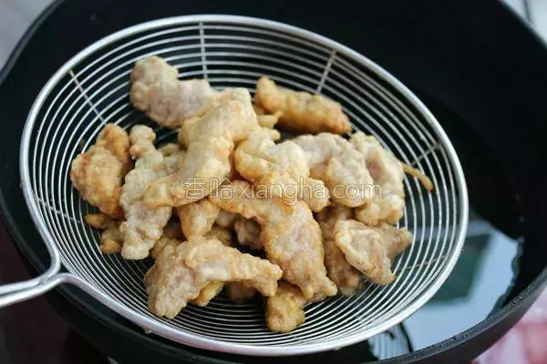 半斤豬肉2個雞蛋,教你做開胃又下飯的家常菜,比小酥肉更好吃!