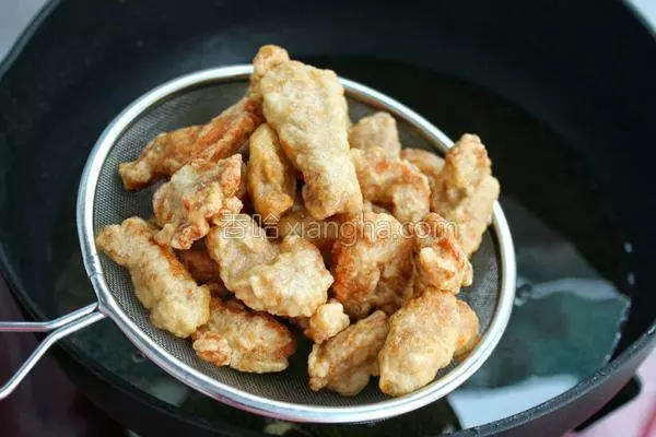 半斤豬肉2個雞蛋,教你做開胃又下飯的家常菜,比小酥肉更好吃!
