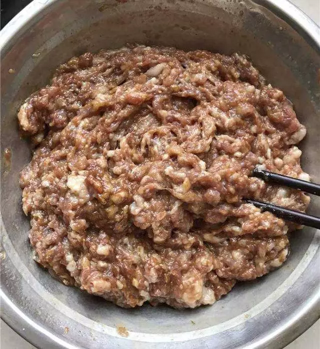 小姨專業做肉丸20年,教你做肉丸的3個技巧,又彈又好吃,快收藏