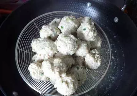 小姨專業做肉丸20年,教你做肉丸的3個技巧,又彈又好吃,快收藏