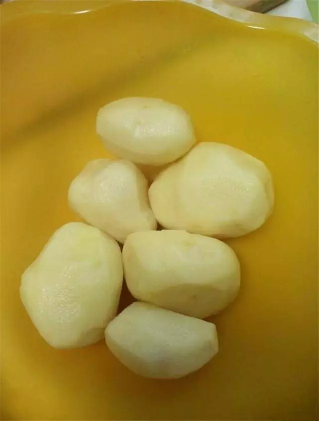 土豆別再炒著吃,換種新做法,咬一口焦香酥脆,簡單易做好吃極了