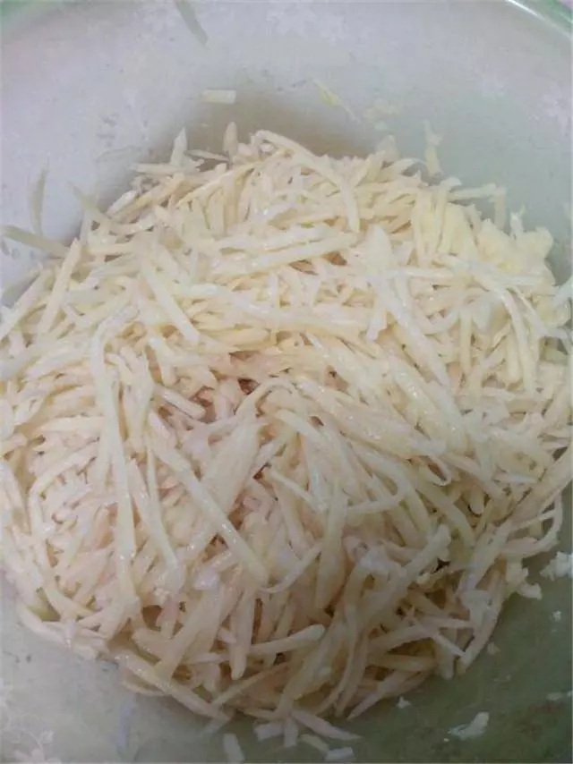土豆別再炒著吃,換種新做法,咬一口焦香酥脆,簡單易做好吃極了