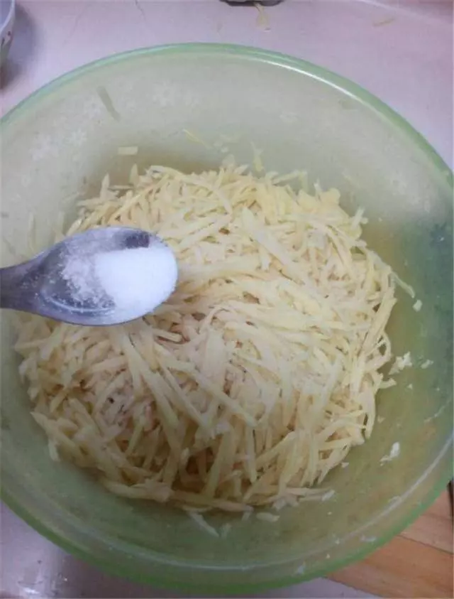 土豆別再炒著吃,換種新做法,咬一口焦香酥脆,簡單易做好吃極了