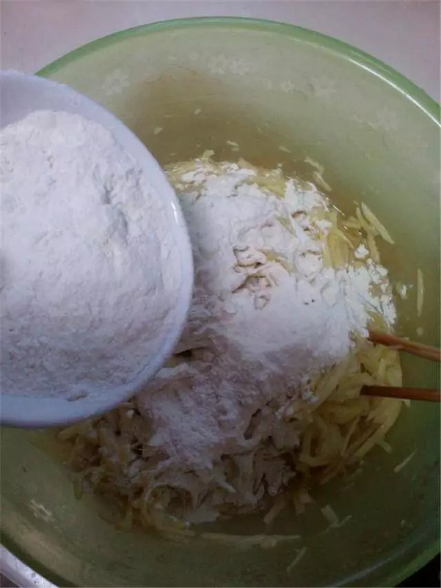 土豆別再炒著吃,換種新做法,咬一口焦香酥脆,簡單易做好吃極了