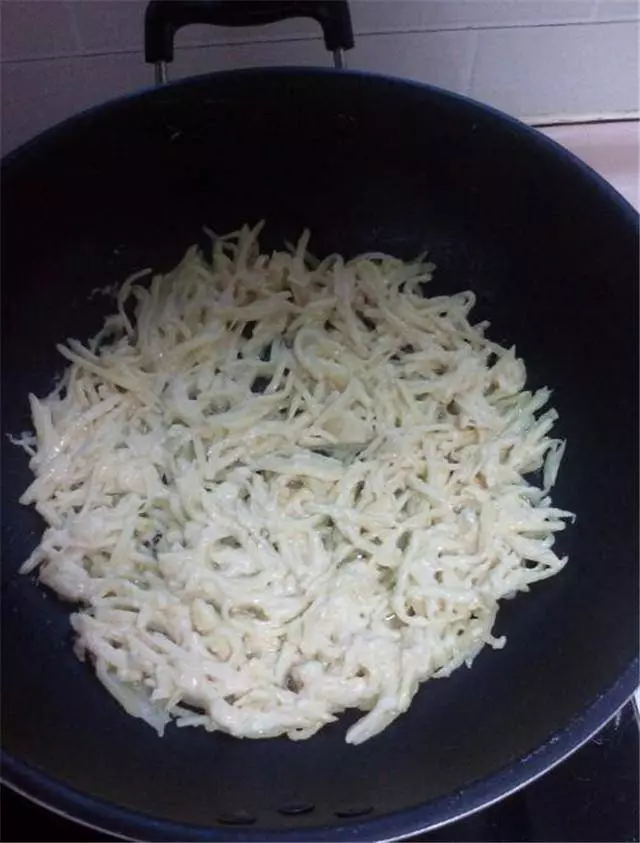 土豆別再炒著吃,換種新做法,咬一口焦香酥脆,簡單易做好吃極了