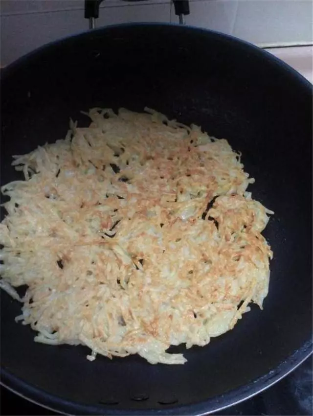土豆別再炒著吃,換種新做法,咬一口焦香酥脆,簡單易做好吃極了