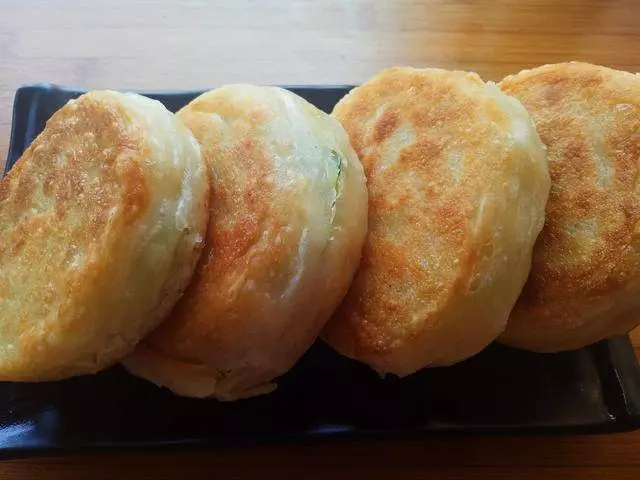 突發奇想用蘿蔔做成煎餅,沒想到出奇的好吃,孩子每天都鬧著要吃