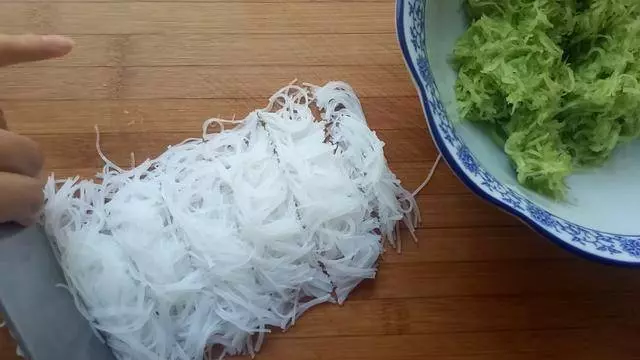 突發奇想用蘿蔔做成煎餅,沒想到出奇的好吃,孩子每天都鬧著要吃