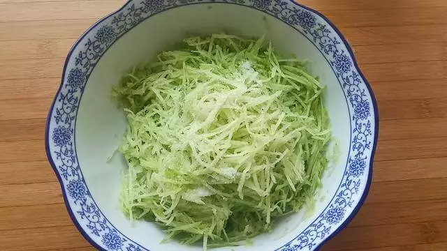 突發奇想用蘿蔔做成煎餅,沒想到出奇的好吃,孩子每天都鬧著要吃