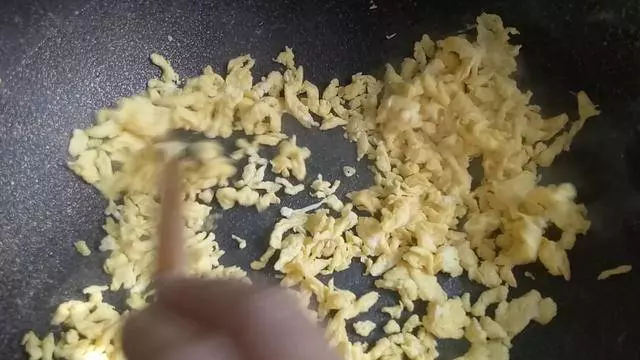 突發奇想用蘿蔔做成煎餅,沒想到出奇的好吃,孩子每天都鬧著要吃
