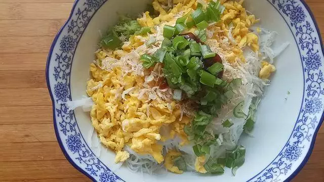 突發奇想用蘿蔔做成煎餅,沒想到出奇的好吃,孩子每天都鬧著要吃