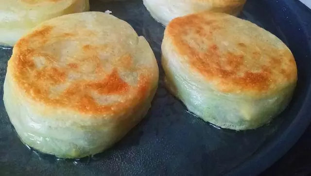 突發奇想用蘿蔔做成煎餅,沒想到出奇的好吃,孩子每天都鬧著要吃
