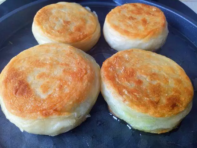 突發奇想用蘿蔔做成煎餅,沒想到出奇的好吃,孩子每天都鬧著要吃