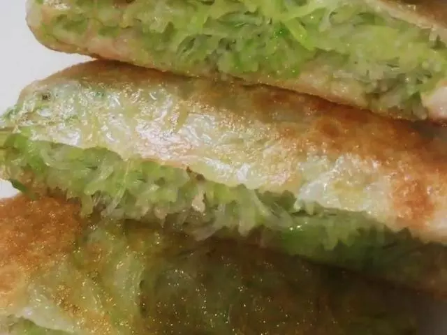 突發奇想用蘿蔔做成煎餅,沒想到出奇的好吃,孩子每天都鬧著要吃