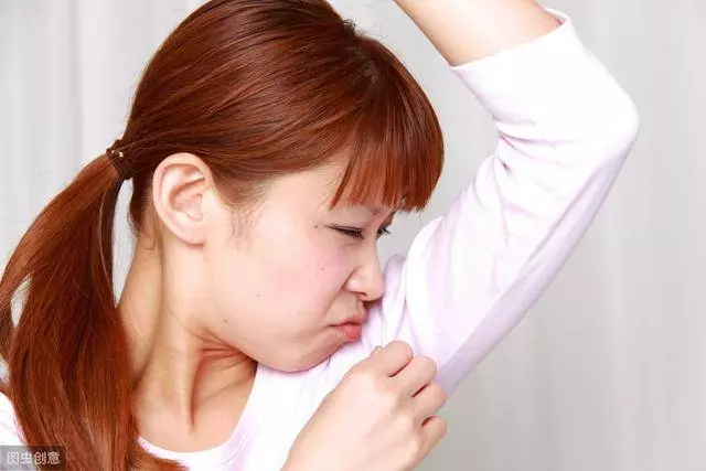 狐臭令人尷尬和煩惱,怎麼辦?醫生講出病因和3種方法