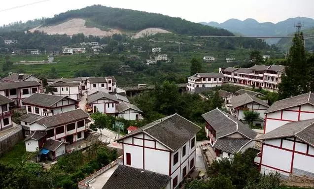俗語:「門前墳,屋後水」,後半句才是重點,古人智慧不可小覷