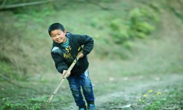 俗語:「門前墳,屋後水」,後半句才是重點,古人智慧不可小覷