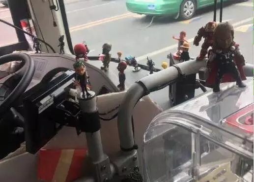 公交司機也看海賊王,他把手辦擺在車頭,海迷看到有綠頭髮擔憂了