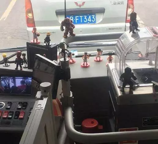 公交司機也看海賊王,他把手辦擺在車頭,海迷看到有綠頭髮擔憂了