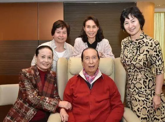 賭王妻子團豪宅:大房豪宅16億,三房僅1.6億,四房住皇宮!