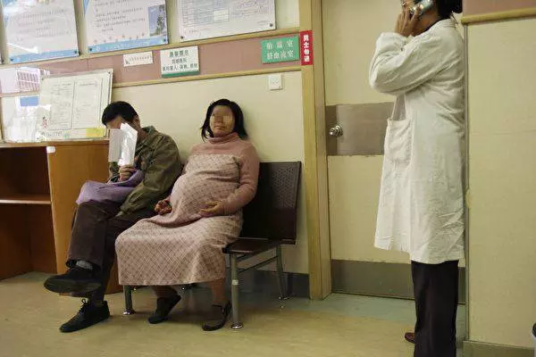 算命說時辰未到!她硬撐17小時「羊水流乾」堅信女兒公主命 狂拖時間「孩子出來後」醫生秒傻眼!