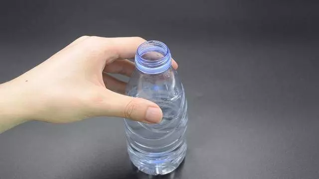 衛生間下水道倒一瓶,不管多髒多臭全消失,解決家家都困擾的煩惱