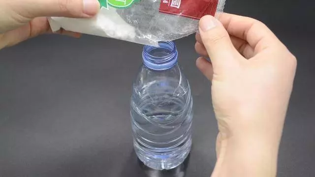 衛生間下水道倒一瓶,不管多髒多臭全消失,解決家家都困擾的煩惱