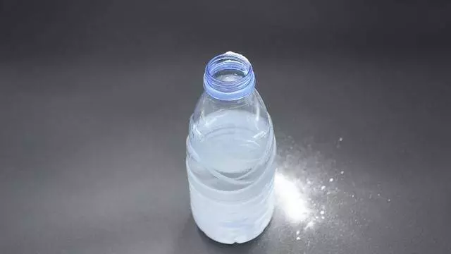衛生間下水道倒一瓶,不管多髒多臭全消失,解決家家都困擾的煩惱
