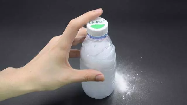 衛生間下水道倒一瓶,不管多髒多臭全消失,解決家家都困擾的煩惱