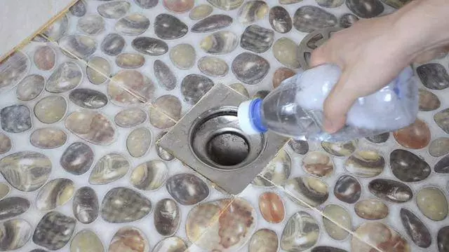 衛生間下水道倒一瓶,不管多髒多臭全消失,解決家家都困擾的煩惱