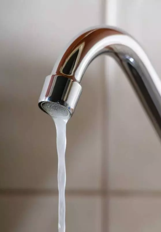 把一次性口罩掛在水龍頭上,一年能給家裡省下好多錢,每個家庭都需要!